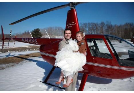 "DA" CU PASIUNE. Marius şi Heather şi-au dorit ca în nunta lor să se regăsească hobby-ul care, de altfel, i-a şi unit: zborul. Pentru a ajunge la petrecere, s-au urcat amândoi în elicopterul lui Heather, pe care chiar ea l-a pilotat, şi de unde Marius a sărit cu paraşuta (Foto: Laszlo Andacs, www.laszloimage.com)